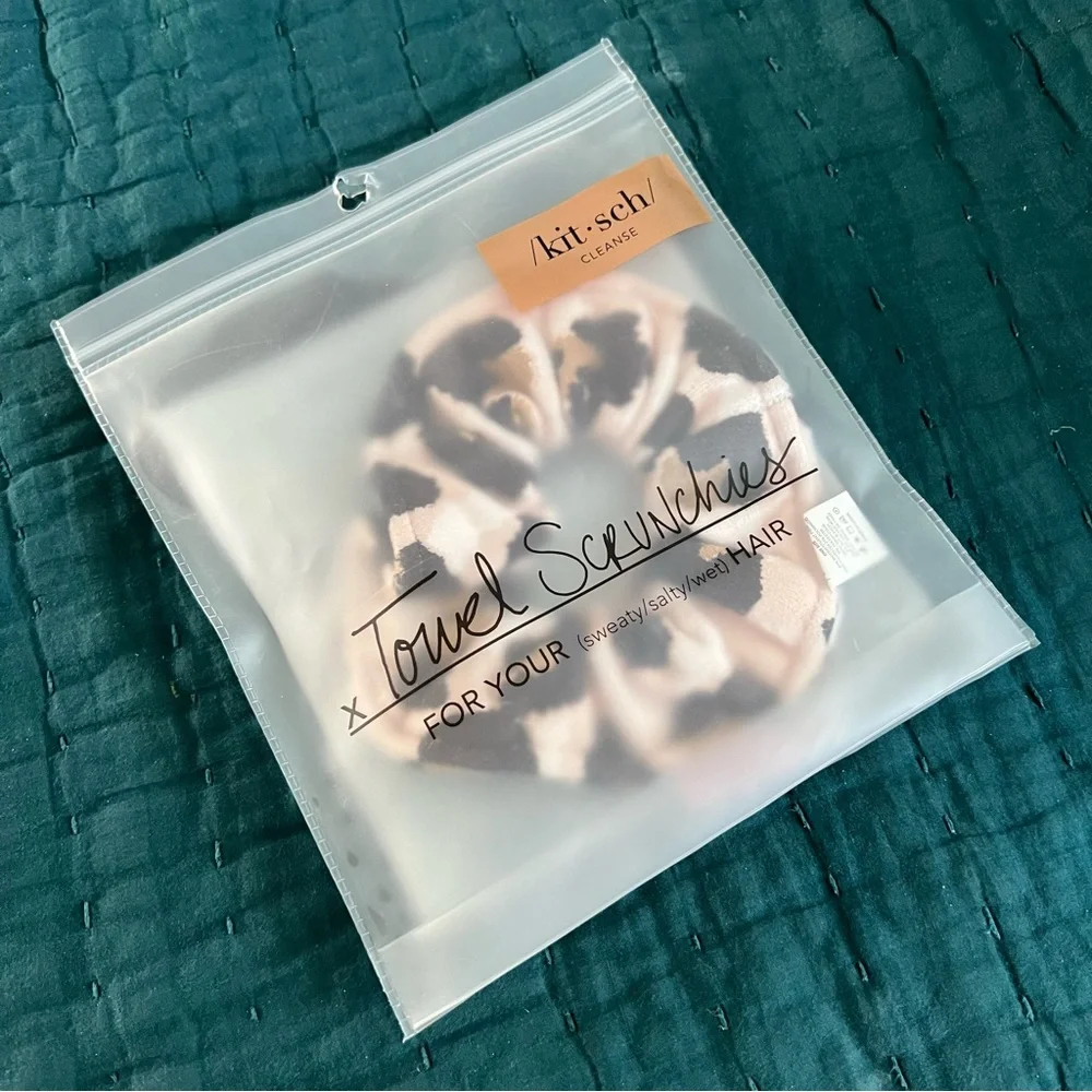 🐆 Kitsch Towel Scrunchie - Picture 2 of 4